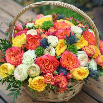 Корзина разноцветных роз