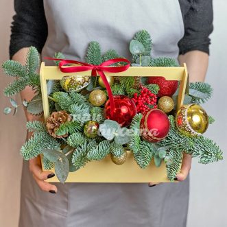 Ящичек на Новый год из еловых веток