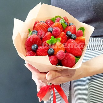 Букет из сладких ягод
