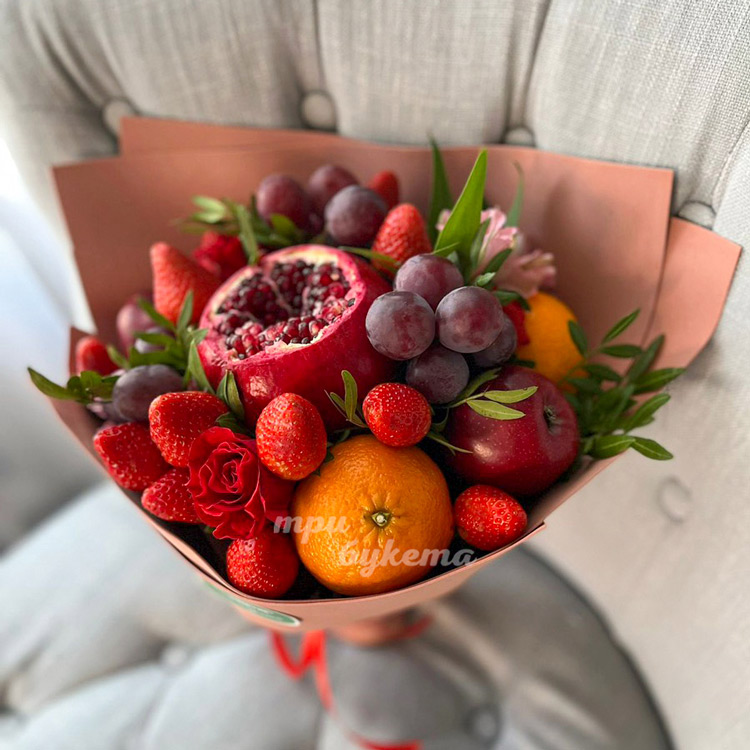 Букет из клубники, граната и роз (крупный план)