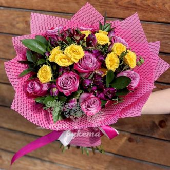 Букет из розовых и желтых роз