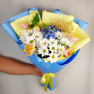 Хризантемы и тюльпаны для мамы