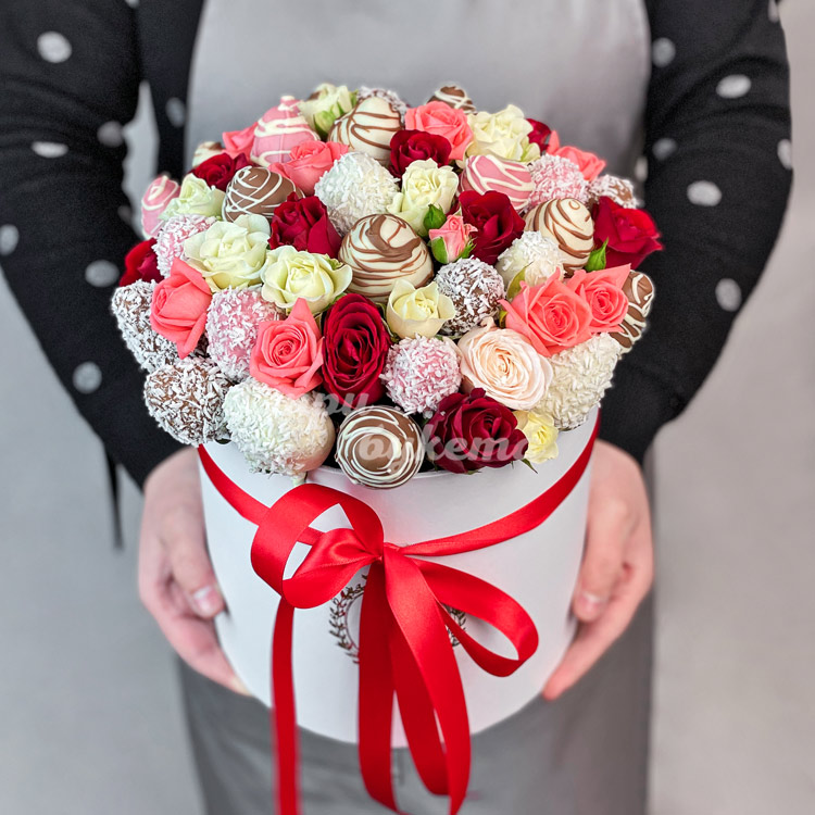 30 ягод клубники и розы в коробке (в руках)