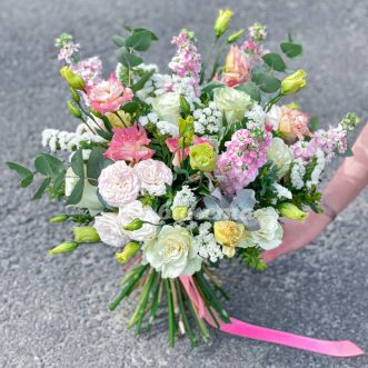 Букет из роз, маттиол и статицы