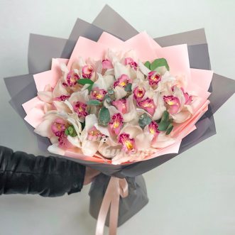 Букет из 23 белых орхидей