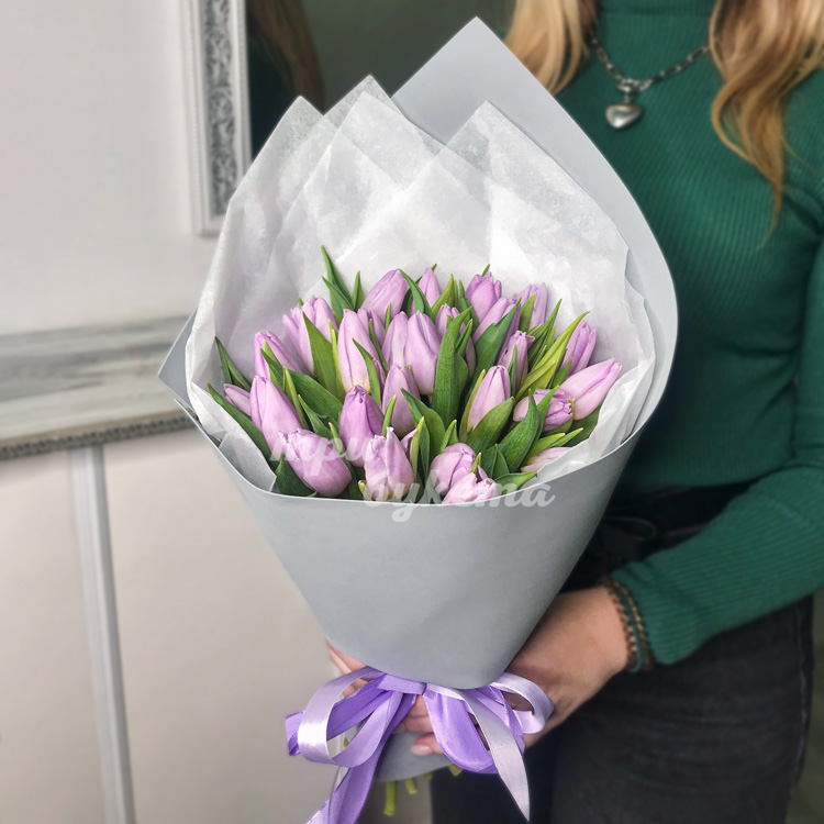 Букет из 27 сиреневых тюльпанов