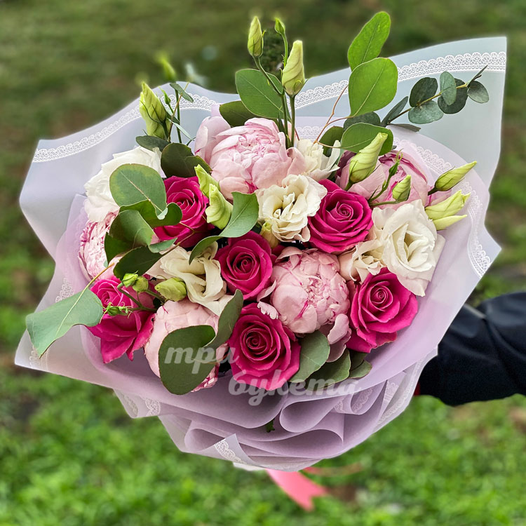 Букет из розовых пионов и роз (вид сверху)