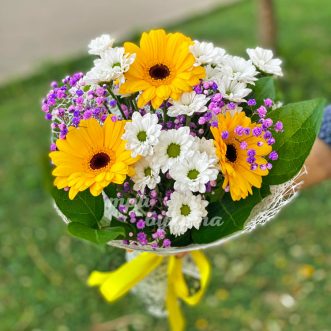 Букет из желтых гербер и белых хризантем Букет из желтых гербер и белых хризантем
