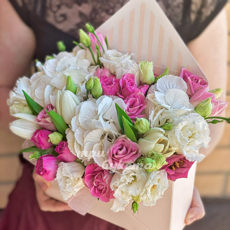 Коробочка с тюльпанами и гортензией (вид сбоку)