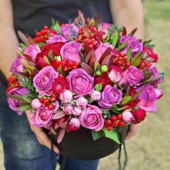 Пурпурные розы с гиперикумом в коробке