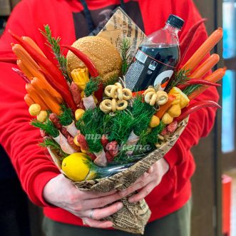 Букет с сосисками, сыром и напитком