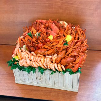 Ящик с раками, креветками и крабом