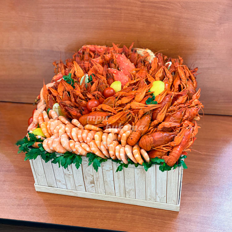 Ящик с раками, креветками и крабом
