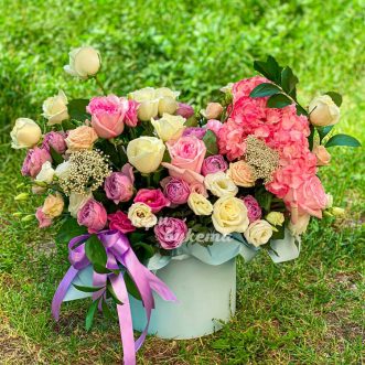 Шляпная коробка роз, эустом и гортензии