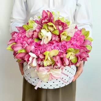 Шляпная коробка с орхидеями и розами