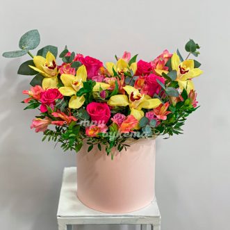 Коробка желтых орхидей и розовых роз