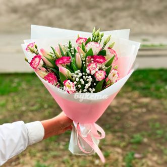 Розовый букет из тюльпанов и эустом