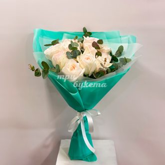 Зеленый букет белых роз с эвкалиптом