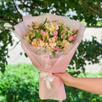 Букет розовых тюльпанов и альстромерий