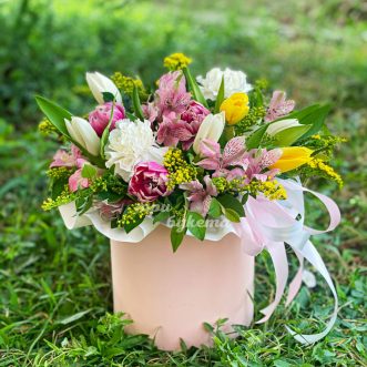 Коробка розовых альстромерий и тюльпанов