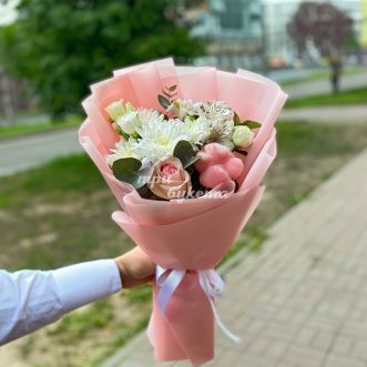 Розовый букет из белых цветов и хлопка