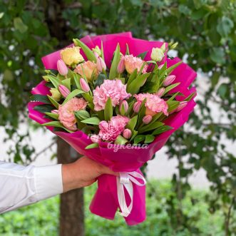 Розовый букет с тюльпанами и эстомами