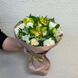 Букет зеленых орхидей и белых альстромерий