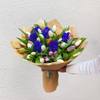Букет цветных тюльпанов и синих гиацинтов