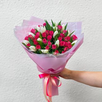 Букет розовых куст. роз и белых тюльпанов