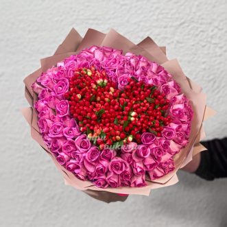 Сердце из ягод гиперикума в розовых розах